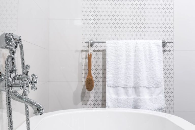 4 Common Bathtub Problems and Simple Solutions