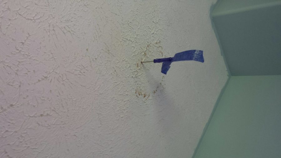 Stain on popcorn ceiling. Popcorn ceiling water damage