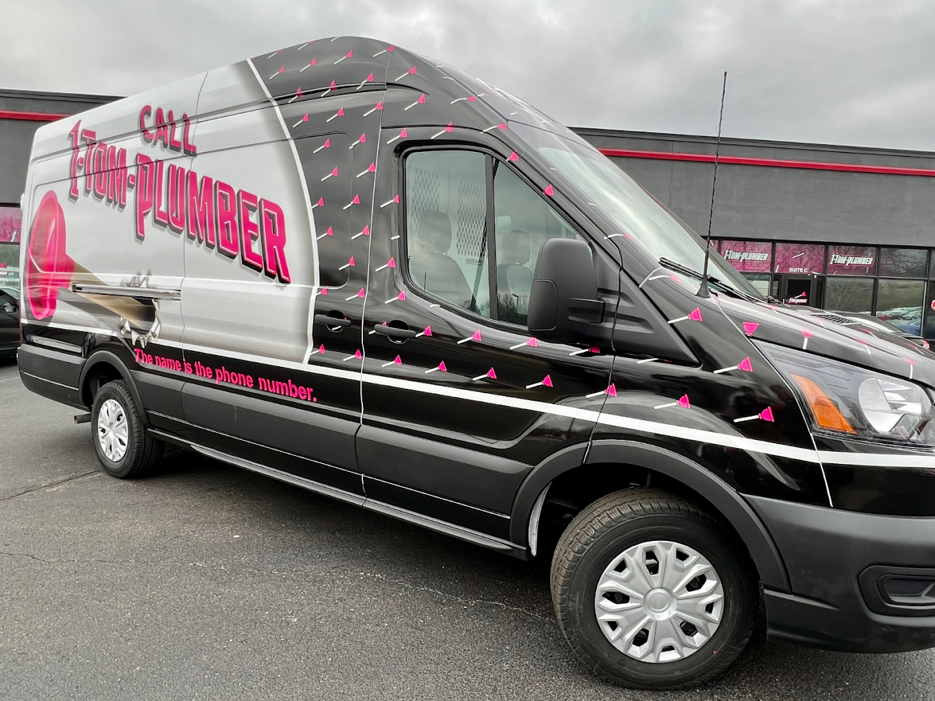 1-Tom-Plumber Van with Pink Plungers